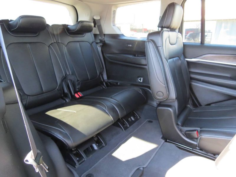 Used 2023 Jeep Grand Cherokee L Limited 4x4 4dr SUVImage 21