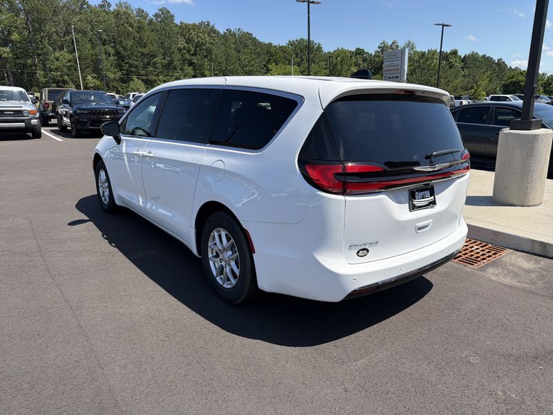 New 2026 Chrysler Pacifica SelectImage 32