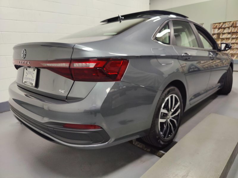 Used 2025 Volkswagen Jetta SE w/SunroofImage 12