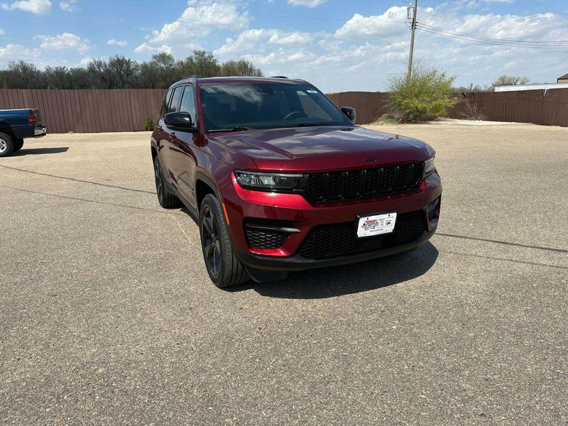 2022 Jeep Grand Cherokee AltitudeImage 2