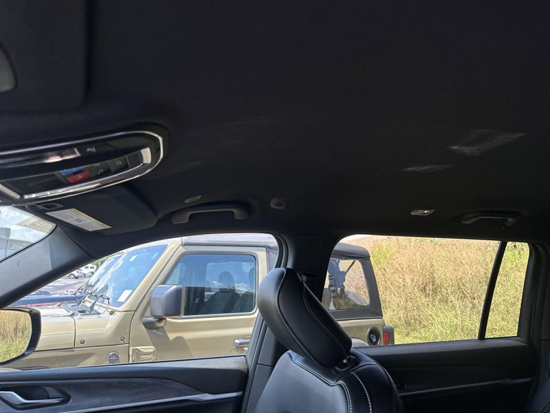 New 2025 Jeep Grand Cherokee L Limited 4x4Image 29