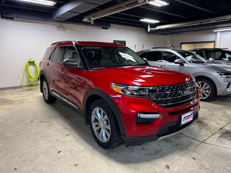 2023 Ford Explorer XLT photo 3