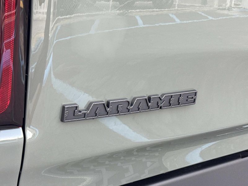 New 2026 RAM 1500 Laramie Crew Cab 4x2 5'7' Box