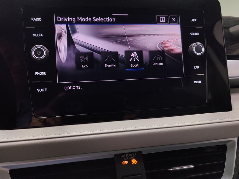 Used 2025 Volkswagen Taos SE AWD w/SunroofImage 23