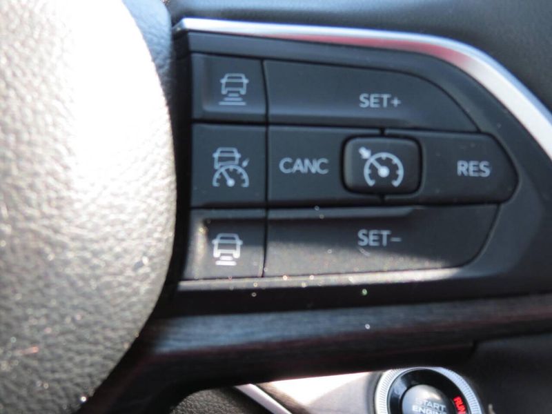 Used 2024 Jeep Grand Cherokee L Limited 4x4 4dr SUVImage 23