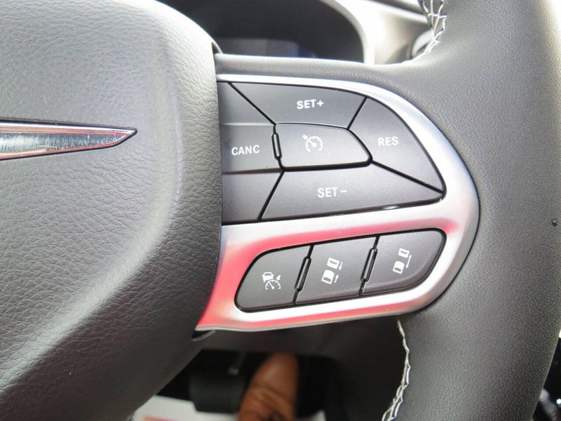 New 2026 Chrysler Pacifica SelectImage 10