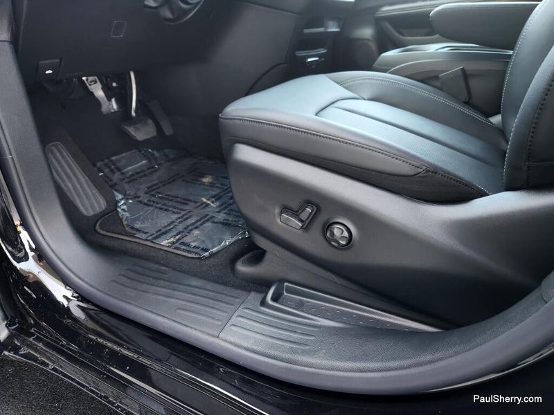 New 2027 Chrysler Pacifica Select