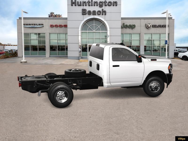 2023 RAM 3500 Chassis Cab Tradesman/SLTImage 13