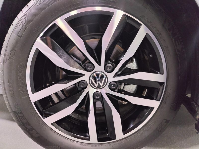 Used 2025 Volkswagen Jetta SE w/SunroofImage 24