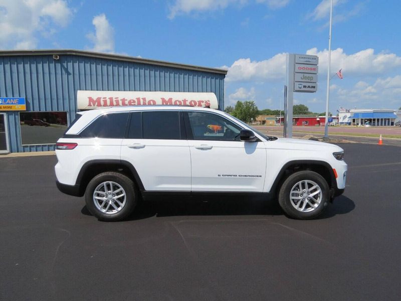 Used 2024 Jeep Grand Cherokee Laredo 4x4 4dr SUVImage 21