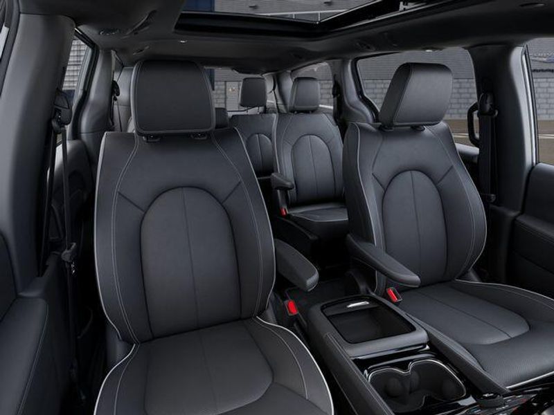 New 2027 Chrysler Pacifica LimitedImage 16