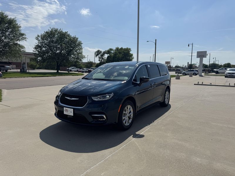 New 2025 Chrysler Pacifica SelectImage 4
