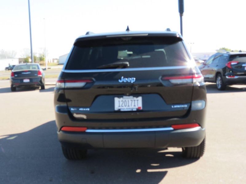 Used 2021 Jeep Grand Cherokee L Limited 4x4 4dr SUVImage 3