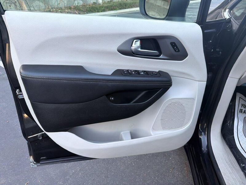 Used 2023 Chrysler Pacifica Hybrid Touring LImage 10