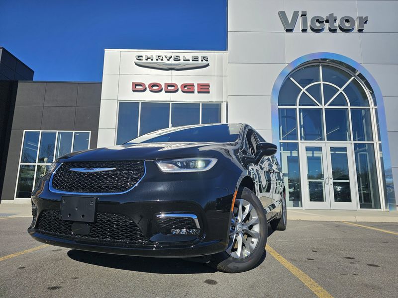 New 2026 Chrysler Pacifica Select AwdImage 1