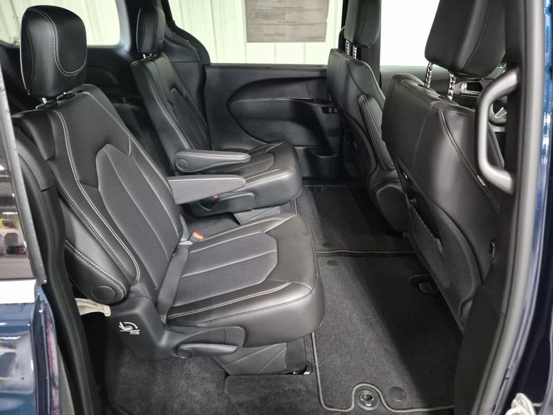 New 2025 Chrysler Pacifica SelectImage 7