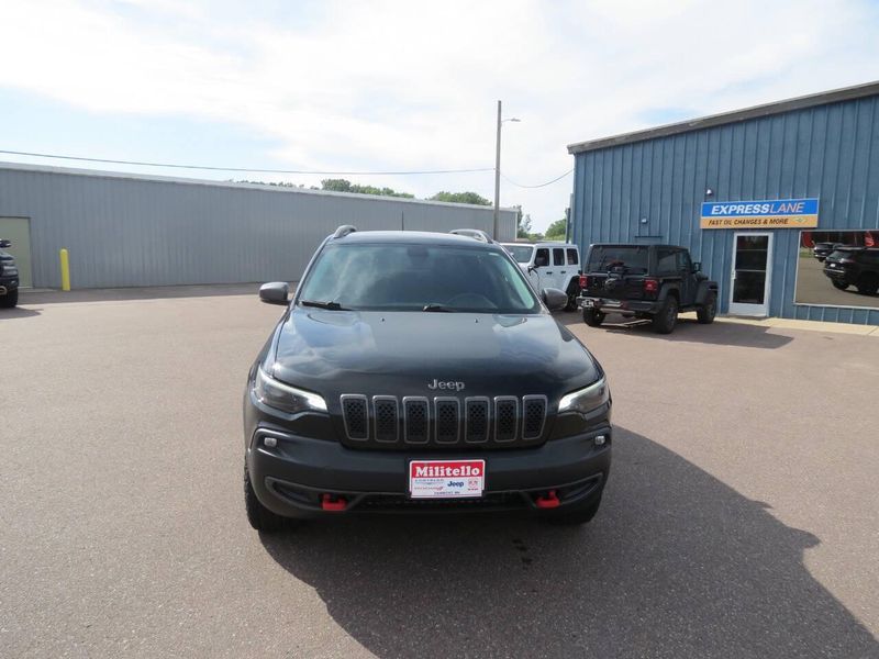 Used 2019 Jeep Cherokee Trailhawk 4x4 4dr SUVImage 3