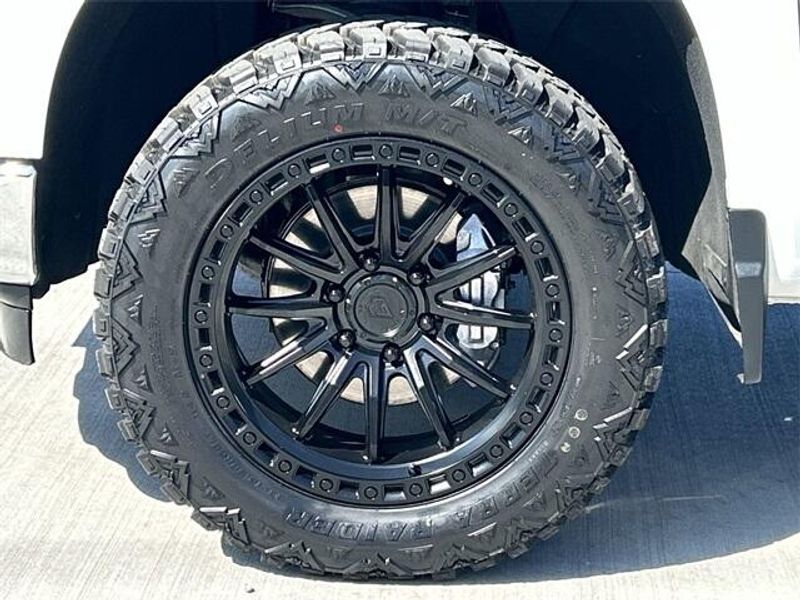 2022 Chevrolet Silverado LT photo 10