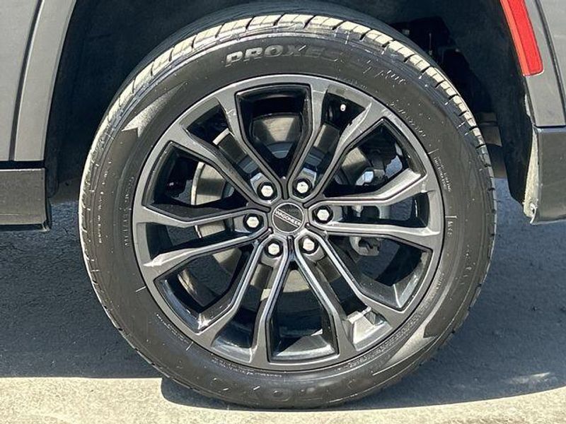 2024 Jeep Grand Wagoneer L Series II ObsidianImage 10