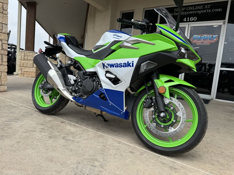 2024 Kawasaki NINJA 500 SE 40TH ANNIVERSARY EDITION LIME GREEN AND PEARL CRYSTAL WHITE AND BLUEImage 2