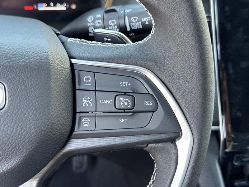 New 2026 Jeep Grand Cherokee Laredo 4x2