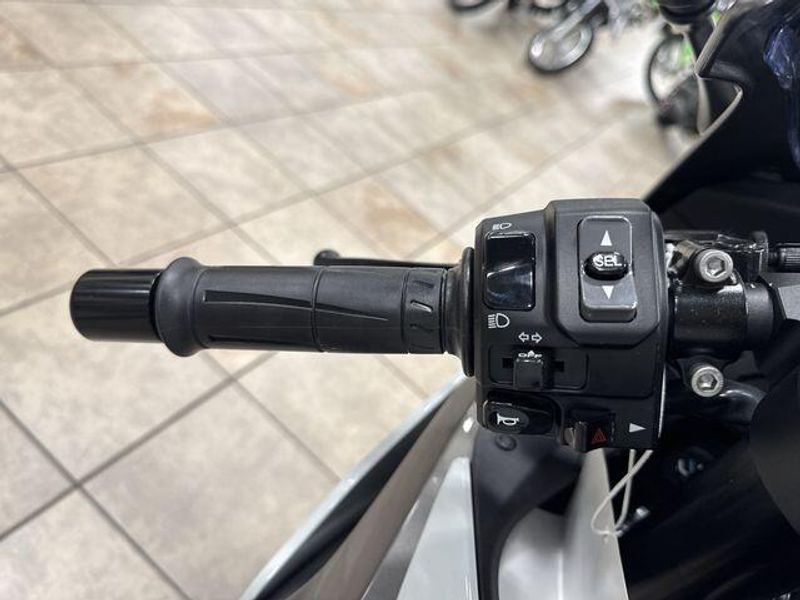 New 2025 Kawasaki NINJA ZX-6R ABS Image 17