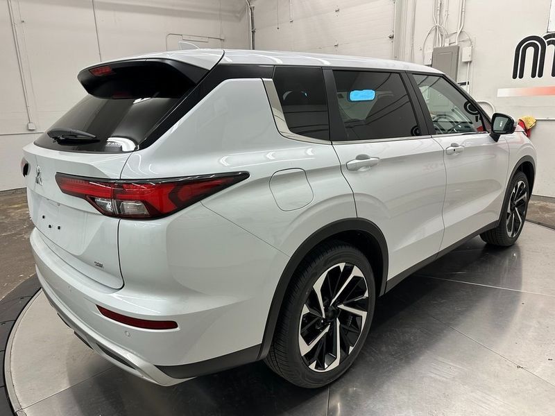 2024 Mitsubishi Outlander SEImage 10