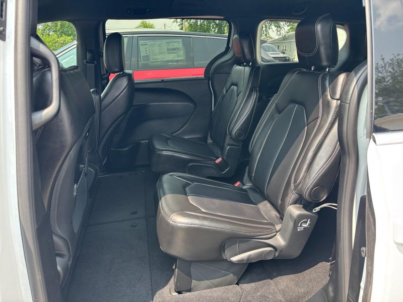 New 2025 Chrysler Pacifica SelectImage 30