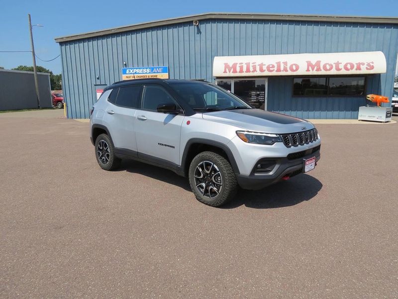 Used 2025 Jeep Compass Trailhawk 4x4 4dr SUVImage 2