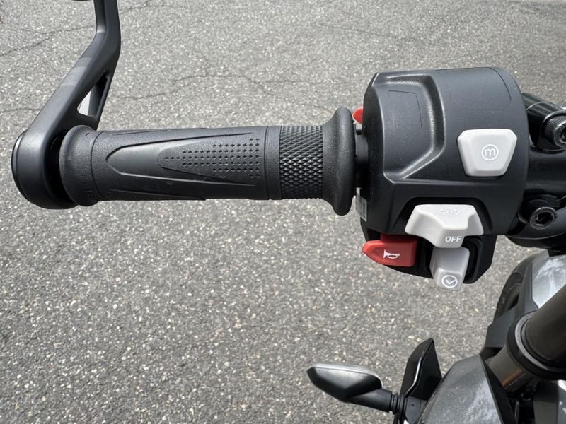 2025 Triumph Street Triple 765 RS - SILVER ICE 