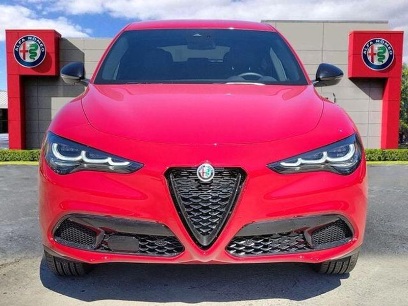 2025 Alfa Romeo Stelvio photo 2