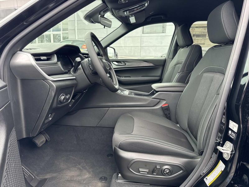 New 2026 Jeep Grand Cherokee Laredo 4x2