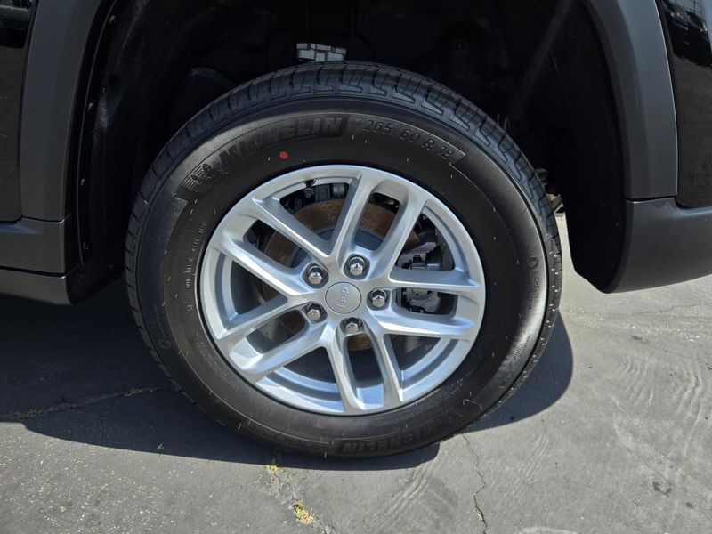 New 2026 Jeep Grand Cherokee Laredo 4x2