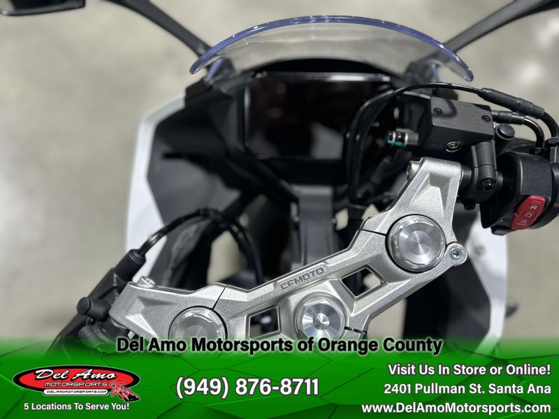 2025 CFMOTO 300SS Image 13