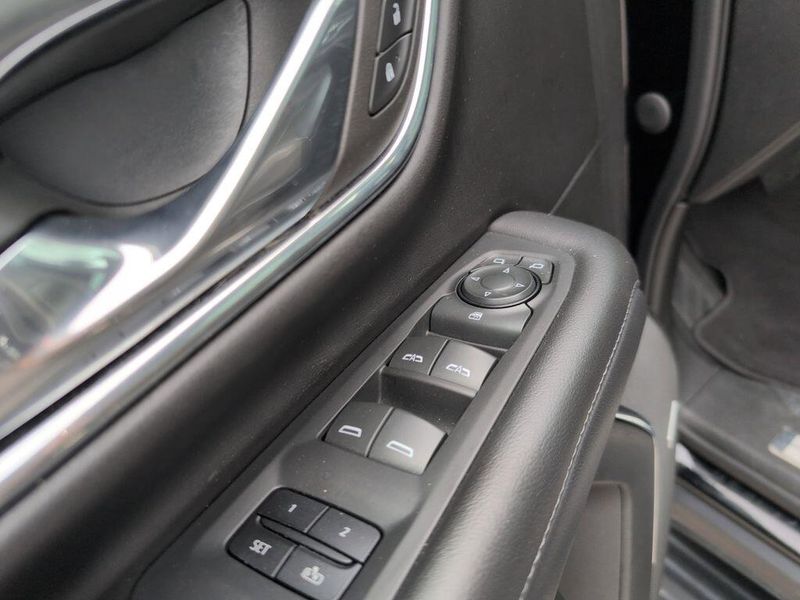 2023 Chevrolet Suburban LTImage 13