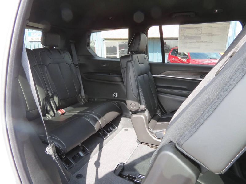 New 2026 Jeep Grand Cherokee L Limited 4x4Image 12