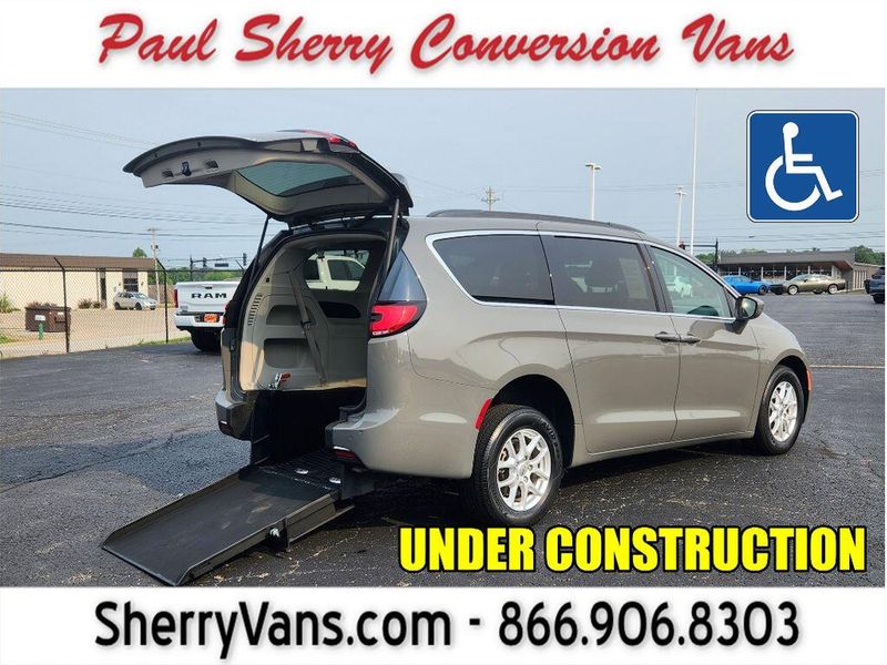 Used 2025 Chrysler Pacifica Select