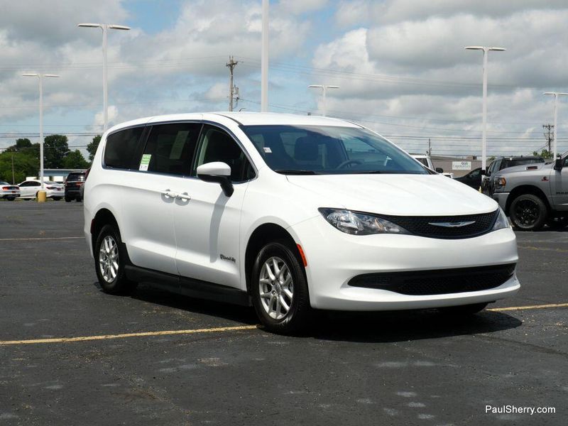 Used 2022 Chrysler Voyager LXImage 17