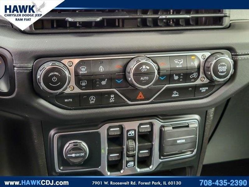 2024 Jeep Wrangler Sahara photo 18