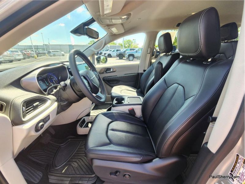 Used 2024 Chrysler Pacifica Touring L