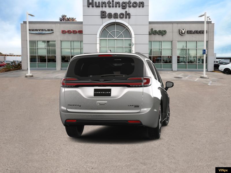 2023 Chrysler Pacifica Limited AWDImage 9