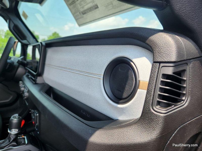 New 2025 Jeep Gladiator Willys 4x4