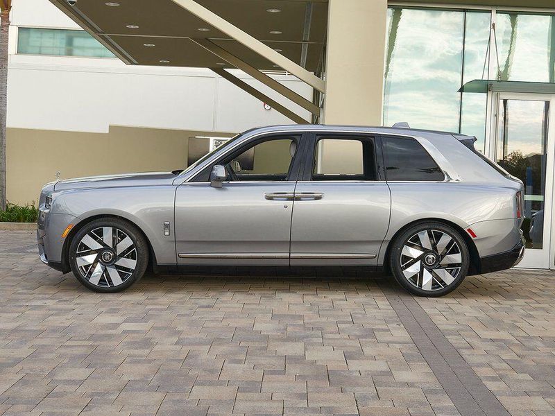 New 2026 Rolls-Royce Cullinan Image 3