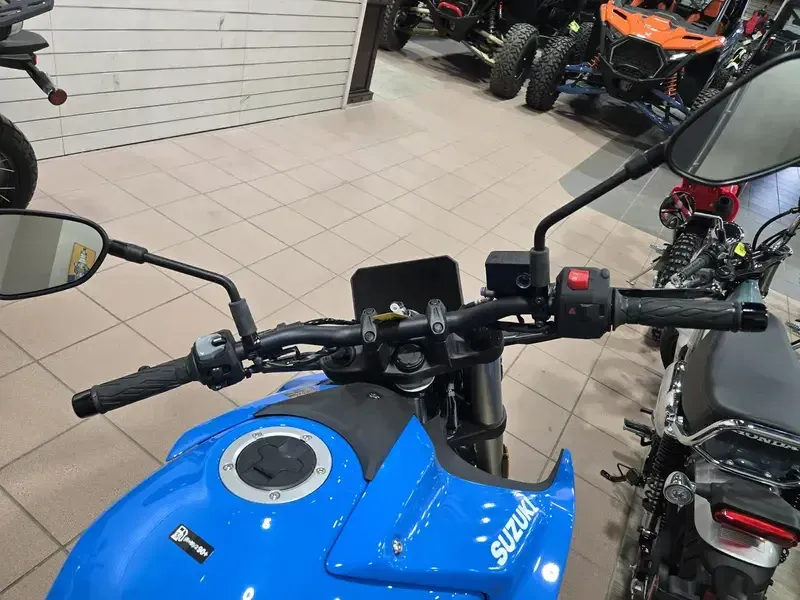 2025 Suzuki GSX8S GLASS SPARKLE BLACK AND PEARL COSMIC BLUE Image 12