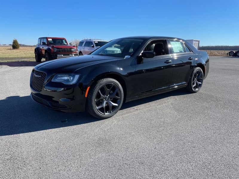 2023 Chrysler 300 Touring photo 2