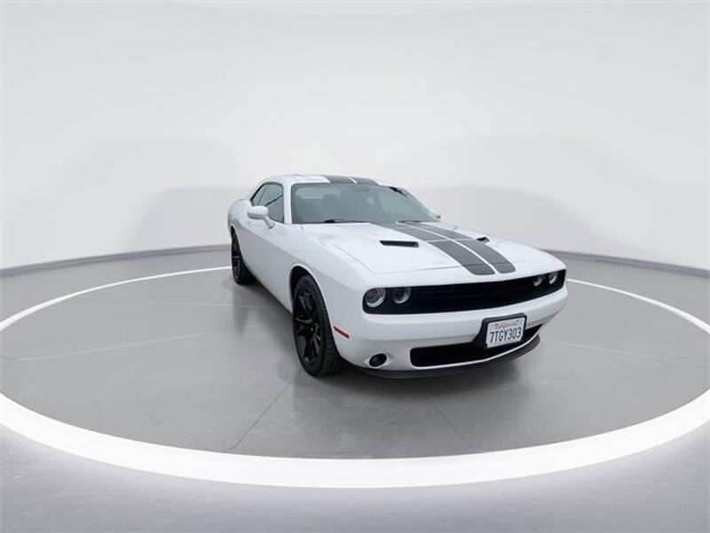 2016 Dodge Challenger SXTImage 3