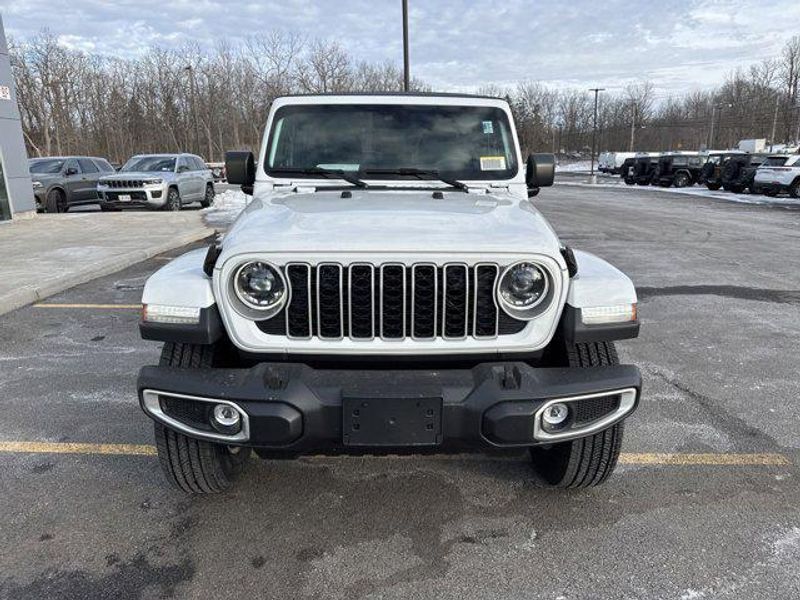 2025 Jeep Wrangler Unlimited Sahara photo 3