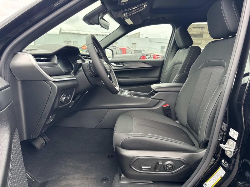 New 2026 Jeep Grand Cherokee Laredo X 4x2