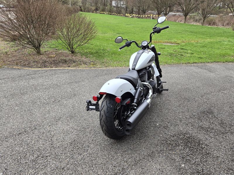 2024 Indian Motorcycle CHIEF BOBBER GHOST WHITE MTLC SMK 49ST Base Image 4