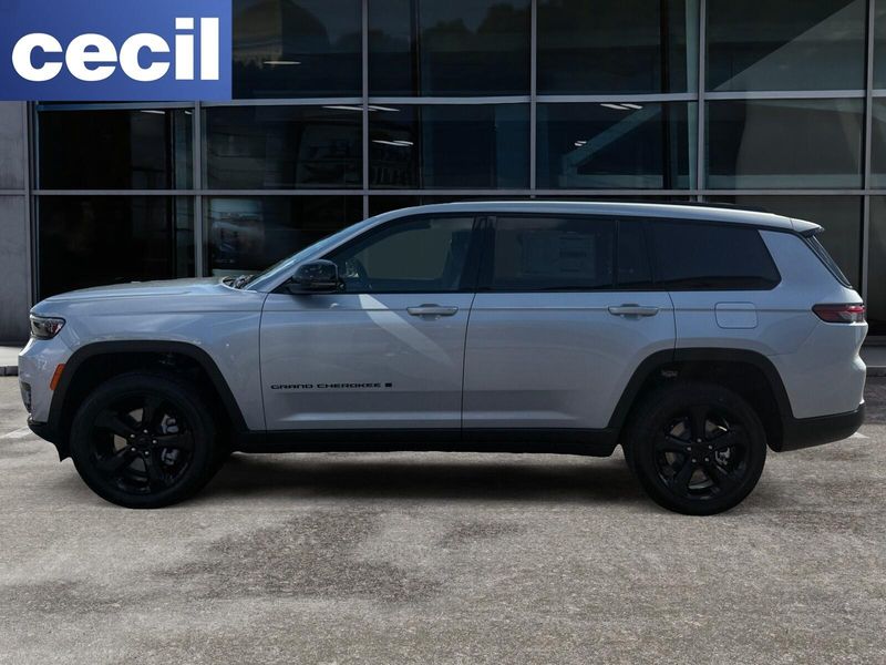 2025 Jeep Grand Cherokee Altitude photo 2